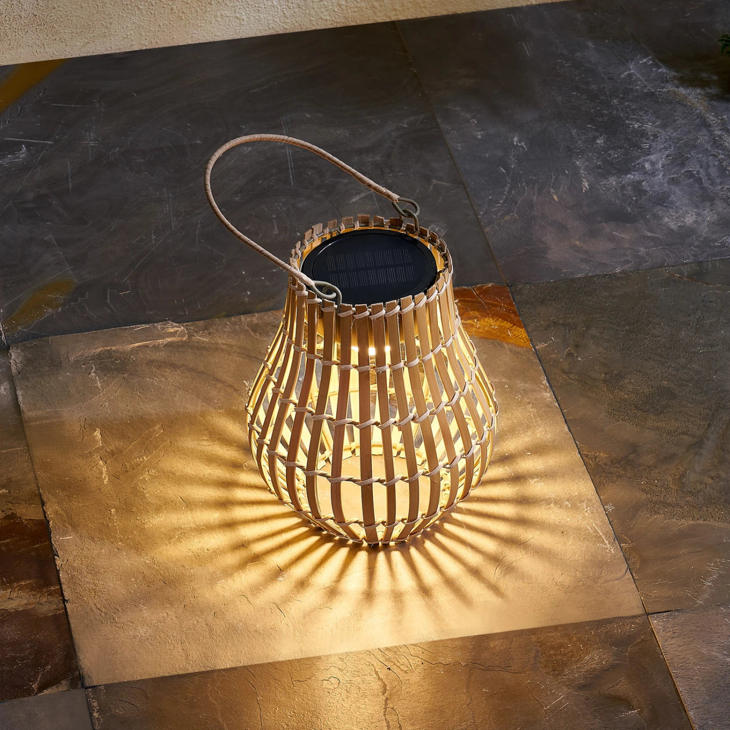 Lindby Amaria LED-Solar-Leuchte Rattan Hell 1 Lindby Amaria LED-Solar-Leuchte Rattan Hell