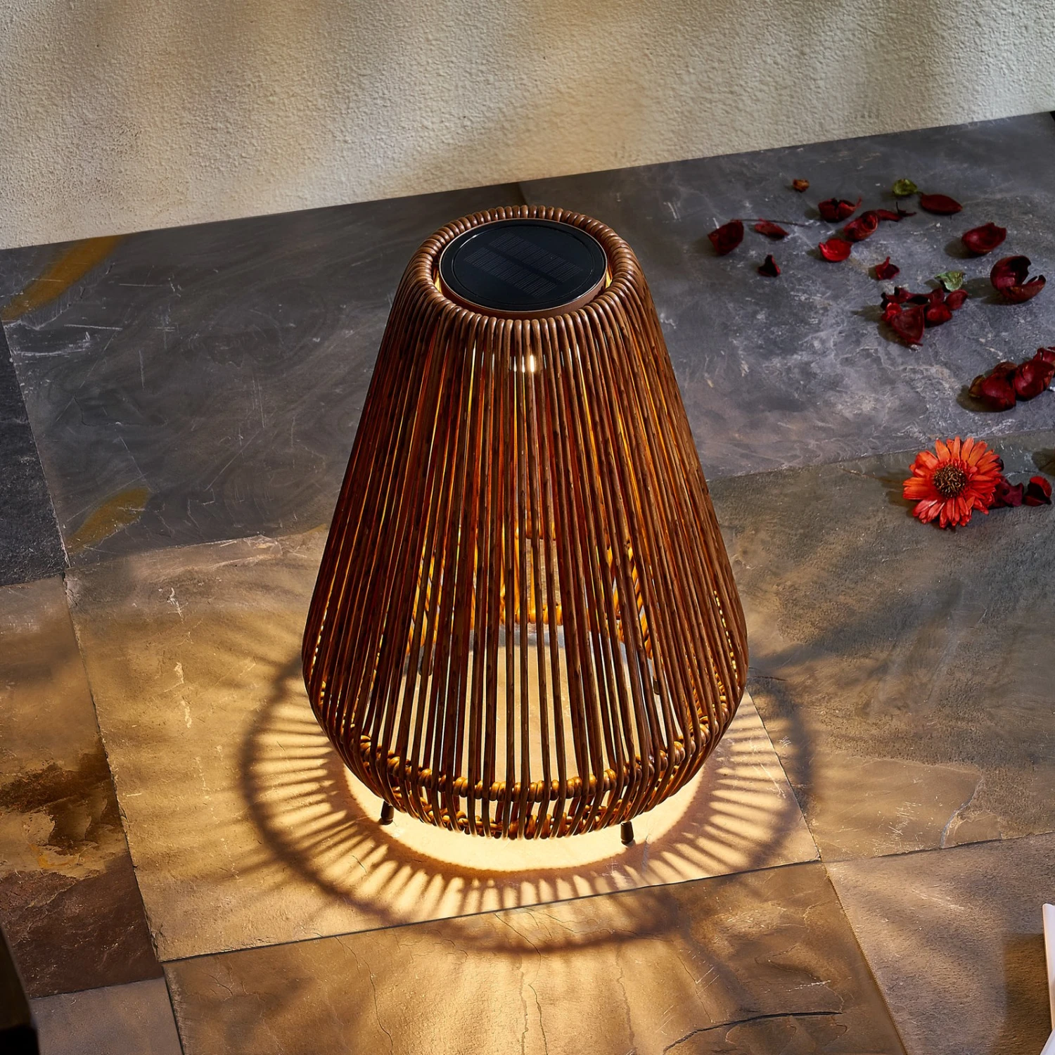 Lindby Amaria LED-Solar-Leuchte Rattan Dunkel 1 Lindby Amaria LED-Solar-Leuchte Rattan Dunkel