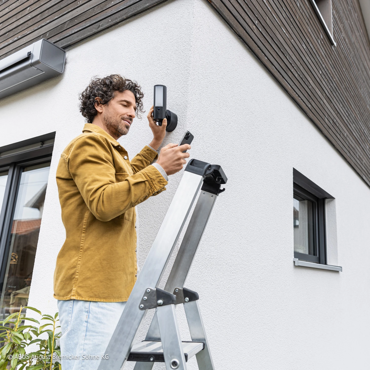 ABUS Smart WLAN Außen-Lichtkamera IP66 Schwarz 2 ABUS Smart WLAN Außen-Lichtkamera IP66 Schwarz – Bild 2