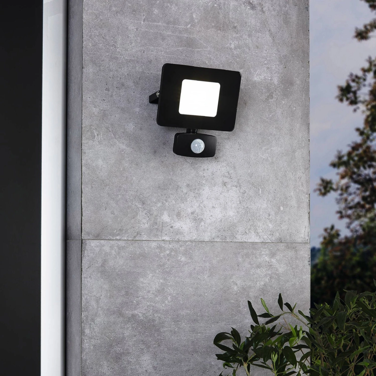 EGLO LED-Außenstrahler Faedo 3 Mit Sensor, Schwarz, 20W 2 EGLO LED-Außenstrahler Faedo 3 Mit Sensor, Schwarz, 20W – Bild 2