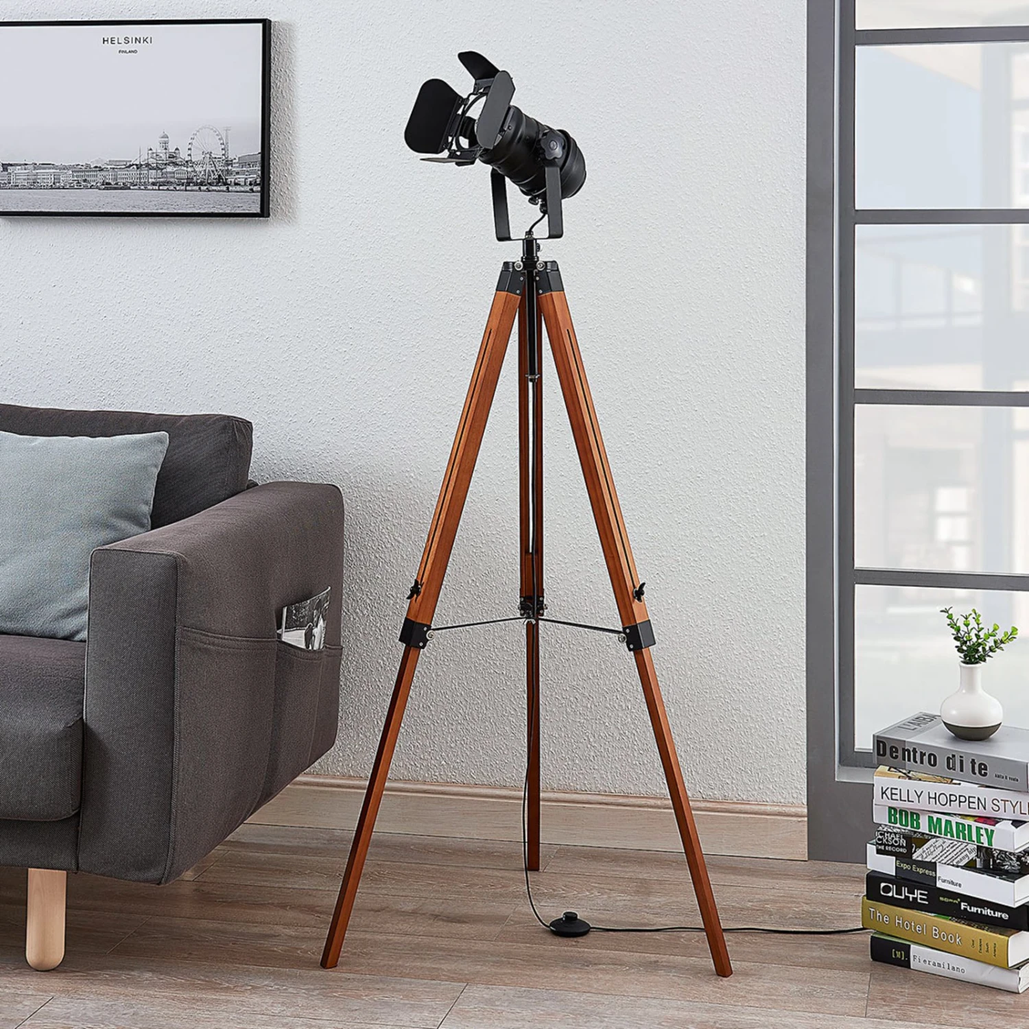 Holz-Stehlampe Hilma Mit Dreibein-Gestell 2 Holz-Stehlampe Hilma Mit Dreibein-Gestell – Bild 2