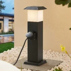 Prios Riksa Sockelleuchte, 2 Steckdosen, Schwarz